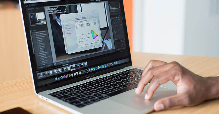 Man checks the contrast of a website on his laptop