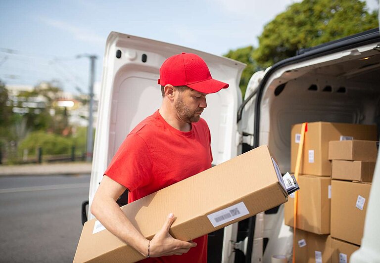 livreur avec boîtes d'expédition