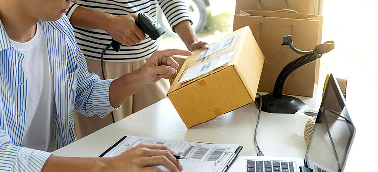 Logistik Outsourcing Paket scannen