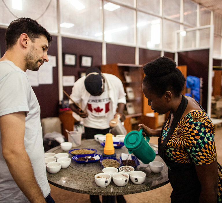 Coffee Annan Afrika Rösterei vor Ort