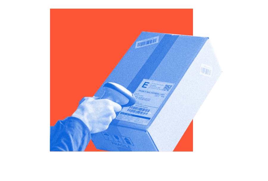 Lagermitarbeiter scannt ein Paket