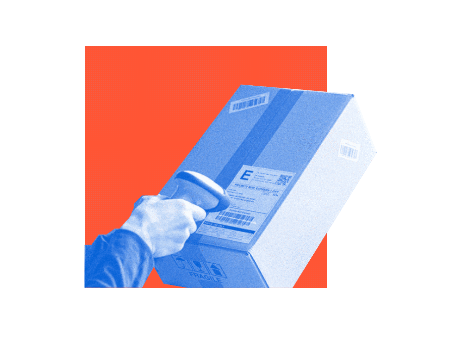 Lagermitarbeiter scannt ein Paket