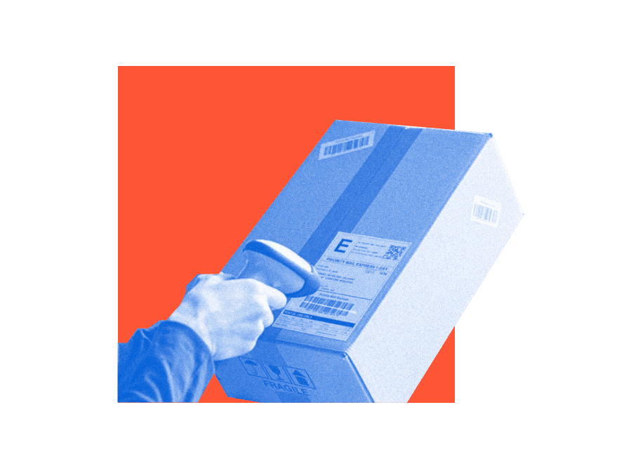 Lagermitarbeiter scannt ein Paket